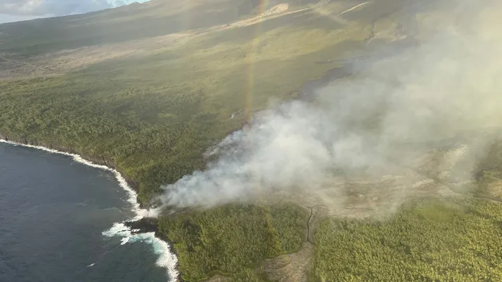 Vue aérienne du littoral du Grand Brûlé et du panache de vapeur généré par la coulée au contact de l'océan, le 16 mars 2026