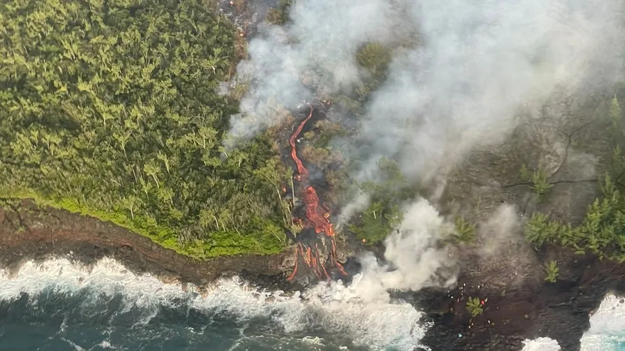 Vue aérienne d'une coulée de lave refroidie du Grand Brûlé, future terrain de colonisation pour la flore pionnière