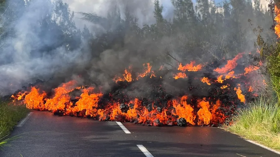 La RN2, Route des Laves, traversant une coulée du Grand Brûlé