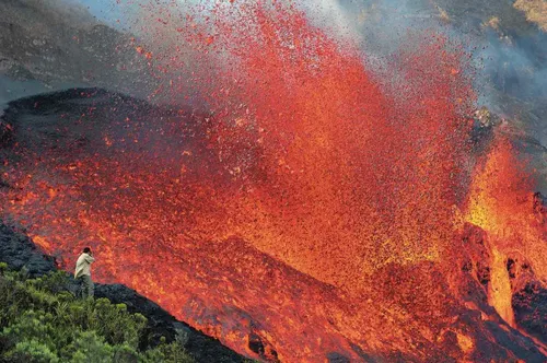 Fontaine de lave et observateur au Piton de la Fournaise en éruption