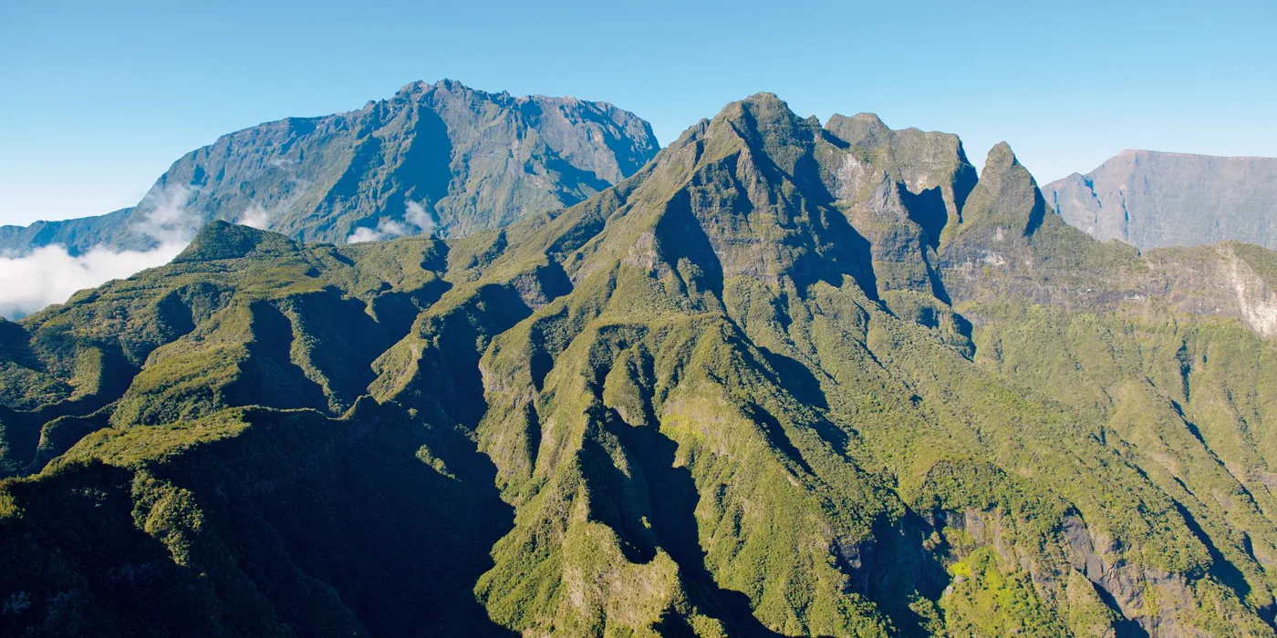 Relief intérieur de La Réunion, cirques et remparts vus depuis les hauteurs