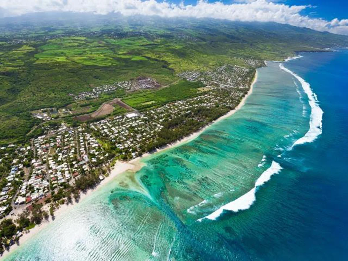 Vue aérienne du lagon de corail et des plages de la côte ouest de La Réunion